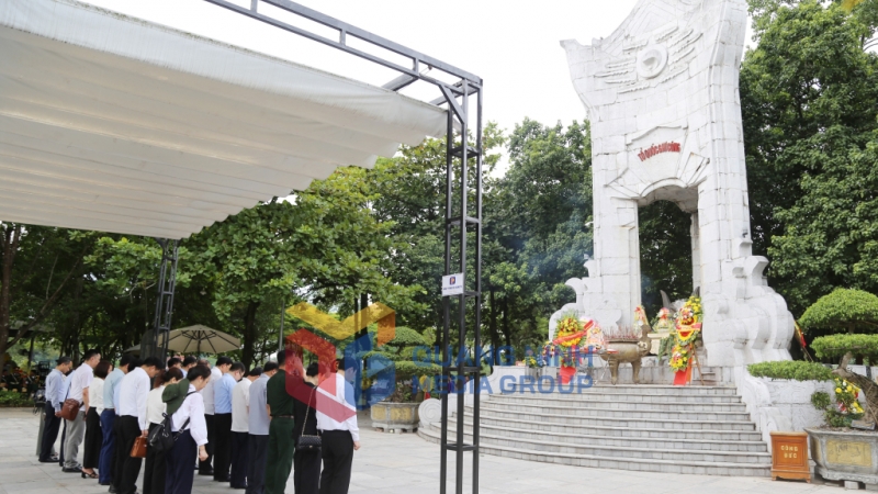 Đoàn đại biểu tỉnh Quảng Ninh thành kính tưởng nhớ công lao của các anh hùng liệt sĩ tại Nghĩa trang liệt sĩ quốc gia Trường Sơn (7-2024). Ảnh: Nguyễn Thanh