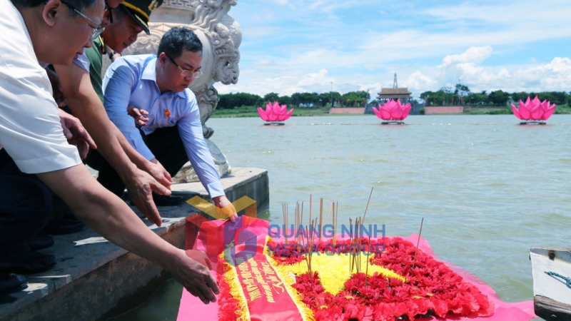 Đoàn đại biểu tỉnh Quảng Ninh thả hoa đăng ở Bến thả hoa bờ Nam sông Thạch Hãn, TX Quảng Trị, tỉnh Quảng Trị (7-2024). Ảnh: Nguyễn Thanh