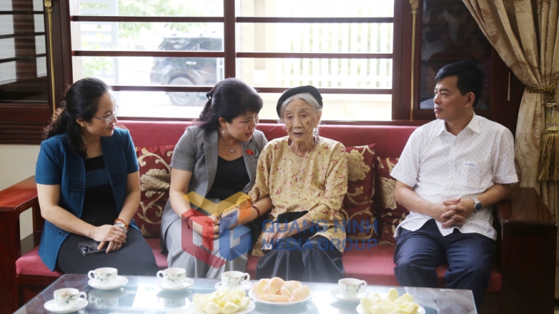 2024-07_Phó trưởng Đoàn ĐBQH tỉnh Nguyễn Thị Thu Hà thăm, tặng quà người có công tại TP Hạ Long - thăm hỏi Mẹ Việt Nam anh hùng Hoàng Thị Lại. Ảnh: Nguyễn Thanh