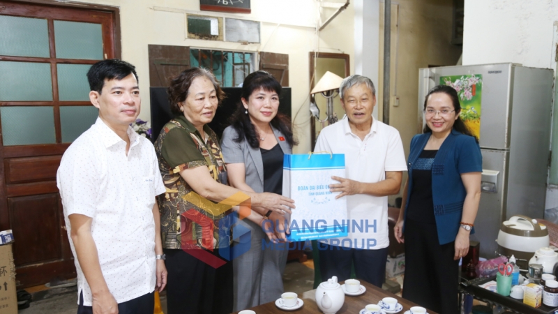 2024-07_Phó trưởng Đoàn ĐBQH tỉnh Nguyễn Thị Thu Hà thăm, tặng quà người có công tại TP Hạ Long - thăm, tặng quà thương binh 4-4 Trịnh Xuân Hoạt. Ảnh: Nguyễn Thanh
