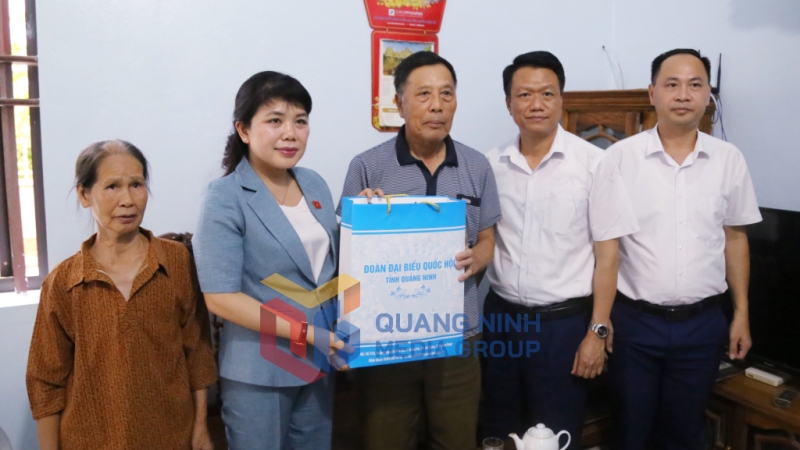 2024-07_Phó Trưởng Đoàn ĐBQH tỉnh Nguyễn Thị Thu Hà thăm, tặng quà gia đình chính sách tại huyện Đầm Hà - tặng quà thương binh Huỳnh Lập Chương. Ảnh: Nguyễn Thanh
