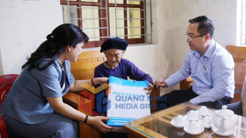 Đồng chí Đặng Xuân Phương, Phó Bí thư Tỉnh ủy, Trưởng Đoàn ĐBQH tỉnh thăm, động viên Mẹ Việt Nam anh hùng Hoàng Thị Nghi, khu 10, phường Thanh Sơn (7-2024). Ảnh: Nguyễn Thanh