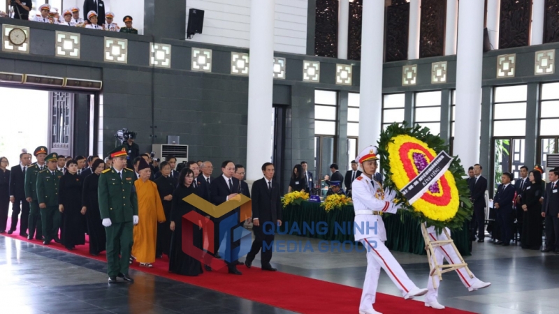 Đoàn đại biểu của Tỉnh ủy, HĐND, UBND, Ủy ban MTTQ tỉnh và Đoàn ĐBQH tỉnh Quảng Ninh do đồng chí Nguyễn Xuân Ký, Ủy viên Trung ương Đảng, Bí thư Tỉnh ủy, Chủ tịch HĐND tỉnh, làm trưởng đoàn, vào viếng Tổng Bí thư Nguyễn Phú Trọng (7-2024). Ảnh: Thu Chung