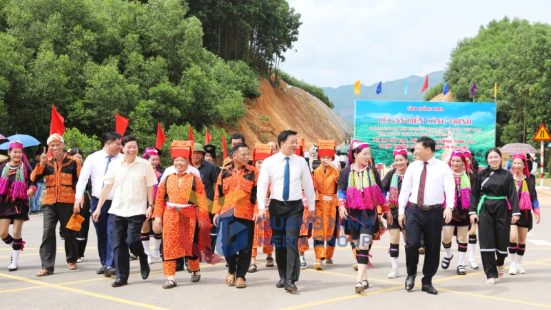 Các đồng chí lãnh đạo dự lễ gắn biển và nhân dân đi trên tuyến đường mới với khí thế và niềm tin về sự phát triển mới ở vùng cao Ba Chẽ (7-2024). Ảnh: Đỗ Phương