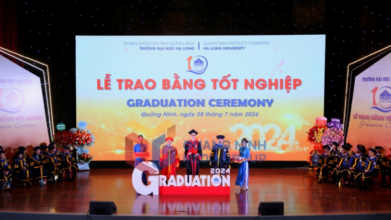 Các sinh viên hệ chính quy tốt nghiệp năm 2024 được nhận bằng tốt nghiệp tại buổi lễ (7-2024). Ảnh: Minh Hà