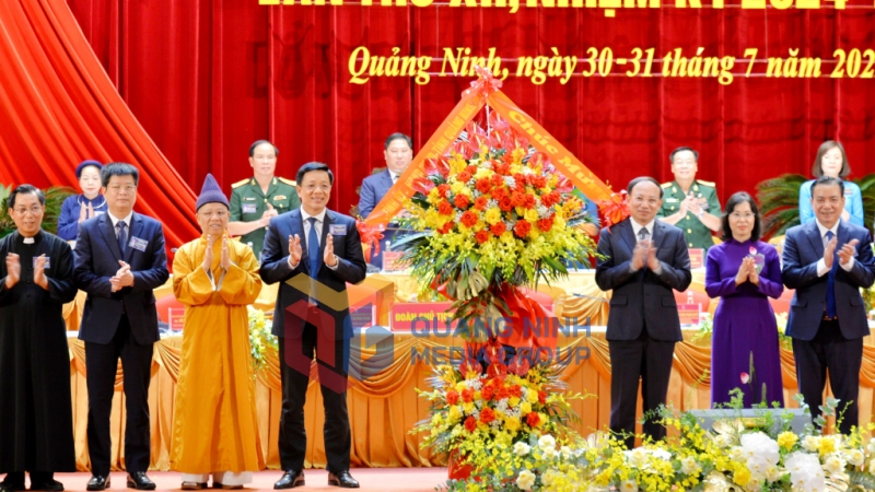 Đồng chí Nguyễn Xuân Ký, Bí thư Tỉnh ủy, Chủ tịch HĐND tỉnh, tặng hoa chúc mừng Đại hội (7-2024). Ảnh: Mạnh Trường