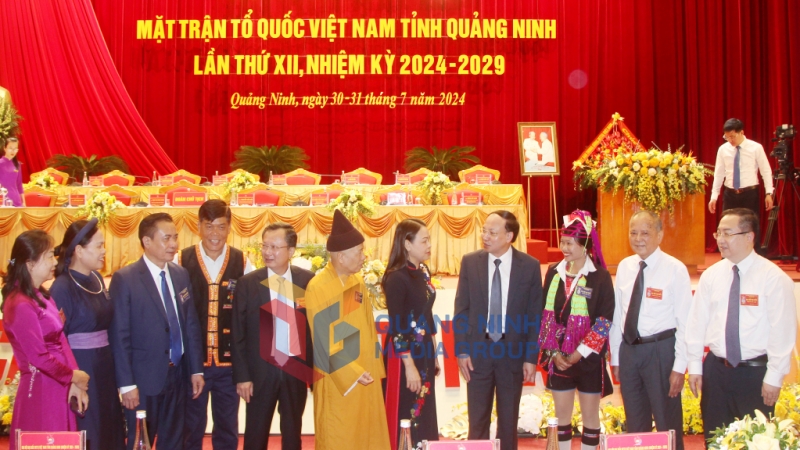 Các đại biểu tham dự đại hội trao đổi bên lề Đại hội (7-2024). Ảnh: Mạnh Trường