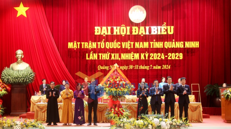 Đồng chí Nguyễn Thị Thu Hà, Ủy viên Trung ương Đảng, Phó Chủ tịch Ủy ban Trung ương MTTQ Việt Nam, tặng hoa chúc mừng Đại hội (7-2024). Ảnh: Mạnh Trường