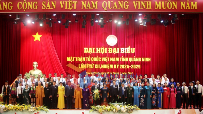 Các Ủy viên Ủy ban MTTQ tỉnh Quảng Ninh lần thứ XII, nhiệm kỳ 2024-2029 ra mắt Đại hội (7-2024). Ảnh: Mạnh Trường