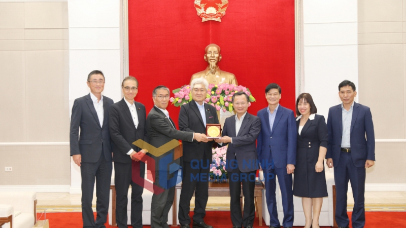Chủ tịch UBND tỉnh Cao Tường Huy tặng quà biểu tượng Vịnh Hạ Long cho Chủ tịch Ủy ban Môi trường Hạ viện Nhật Bản và đoàn công tác (7-2024). Ảnh: Đỗ Phương