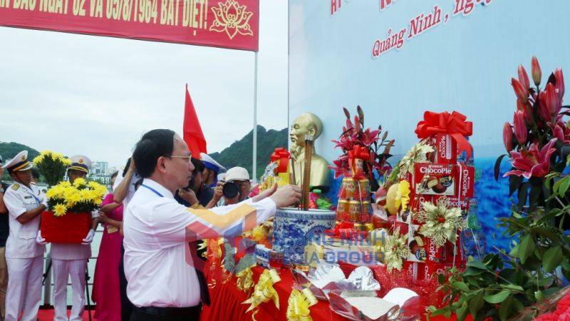 Đồng chí Nguyễn Xuân Ký, Ủy viên Trung ương Đảng, Bí thư Tỉnh ủy, Chủ tịch HĐND tỉnh, dâng hương tại lễ tưởng niệm (8-2024). Ảnh: Thu Chung