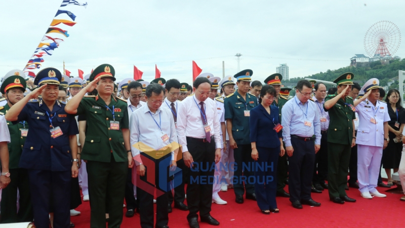 Các đại biểu dành một phút mặc niệm tưởng nhớ các Anh hùng liệt sỹ và nhân dân hy sinh trong Chiến thắng trận đầu (8-2024). Ảnh: Thu Chung