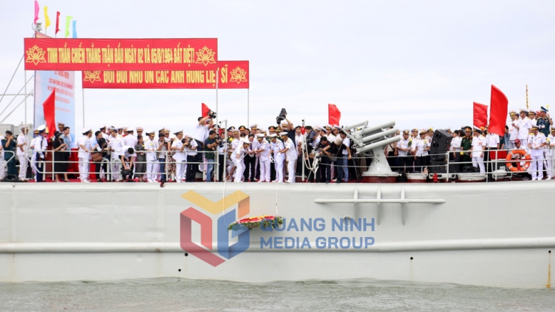 Các đại biểu thả hoa tưởng niệm các Anh hùng liệt sỹ và nhân dân hy sinh trong Chiến thắng trận đầu (8-2024). Ảnh: Thu Chung