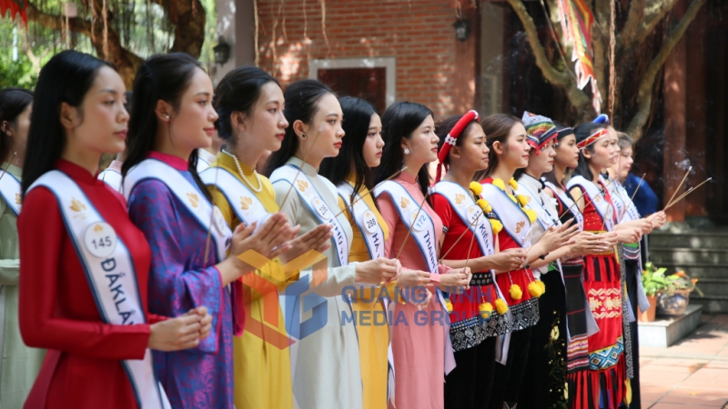 2024-07_Vòng Chung kết cuộc thi Hoa hậu Du lịch Việt Nam 2024 - Các thí sinh  tham quan Khu di tích và danh thắng Vũng Đục. Ảnh: Song Hà.
