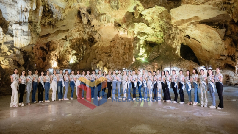 2024-07_Vòng Chung kết cuộc thi Hoa hậu Du lịch Việt Nam 2024 - Các thí sinh bên Di sản - Kỳ quan thiên nhiên thế giới Vịnh Hạ Long. Ảnh: Song Hà