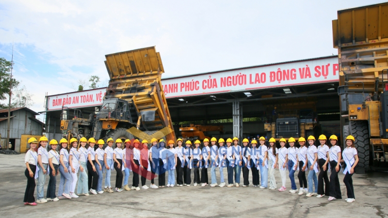 2024-07_Vòng Chung kết cuộc thi Hoa hậu Du lịch Việt Nam 2024 - Các thí sinh tham quan, trải nghiệm tại Công ty CP Than Đèo Nai - Cọc Sáu - TKV. Ảnh: Song Hà