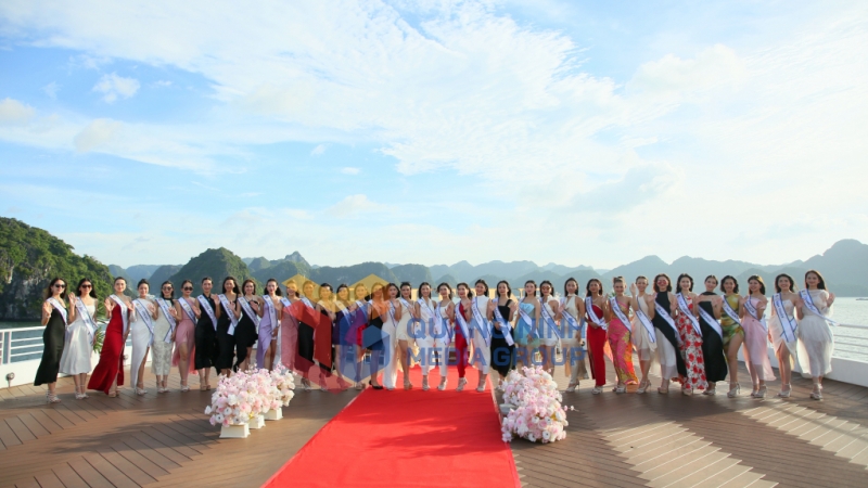 2024-07_Vòng Chung kết cuộc thi Hoa hậu Du lịch Việt Nam 2024 - Các thí sinh trên Di sản - Kỳ quan thiên nhiên thế giới Vịnh Hạ Long. Ảnh: Song Hà