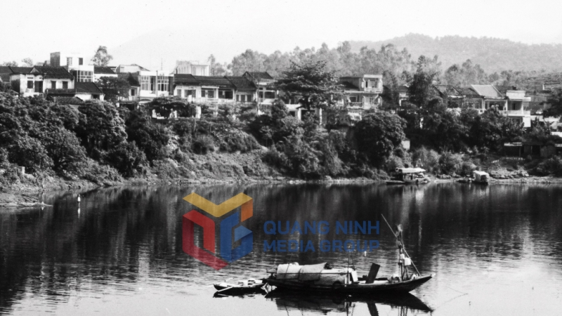Phố Quang Trung (thị trấn Tiên Yên, huyện Tiên Yên) bên sông xưa. Ảnh: Cấn Đình Loan (CTV)