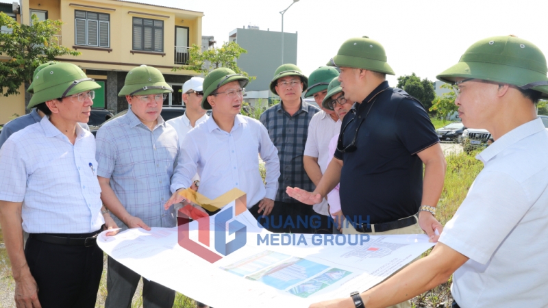 Kiểm tra vị trí quy hoạch đầu tư xây dựng Khu Nhà ở xã hội tại phường Cao Thắng, Hà Khánh và Hà Lầm (8-2024). Ảnh: Đỗ Phương