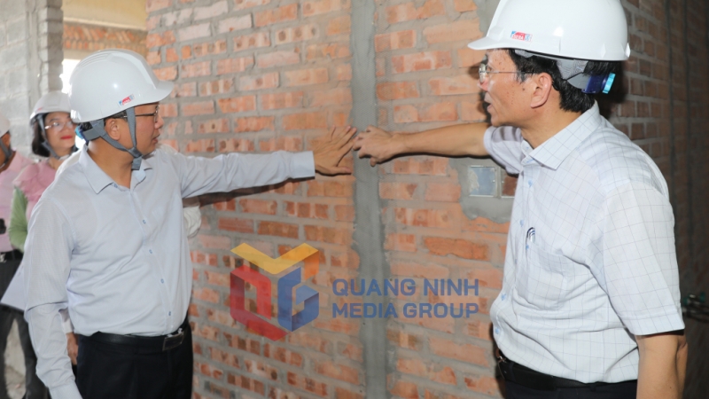 Đồng chí Chủ tịch UBND tỉnh kiểm tra công tác thi công Dự án Khu nhà ở xã hội thuộc khu dân cư đồi Ngân hàng, phường Hồng Hải và Cao Thắng, TP Hạ Long (8-2024). Ảnh: Đỗ Phương