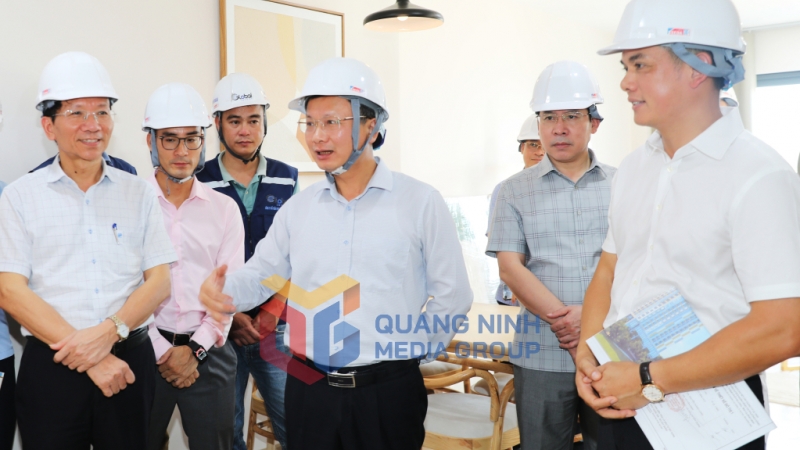Chủ tịch UBND tỉnh kiểm tra Dự án Khu nhà ở xã hội thuộc khu dân cư đồi Ngân hàng, phường Hồng Hải và Cao Thắng, TP Hạ Long (8-2024). Ảnh: Đỗ Phương
