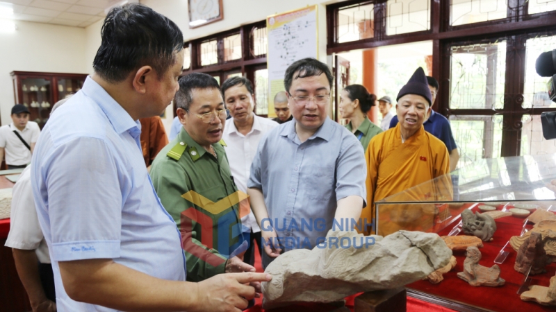 Đồng chí Đặng Xuân Phương, Phó Bí thư Tỉnh ủy, Trưởng đoàn ĐBQH tỉnh kiểm tra công tác bảo tồn các hiện vật của Ban quản lý Di tích và Rừng quốc gia Yên Tử (8-2024). Ảnh: Nguyễn Thanh