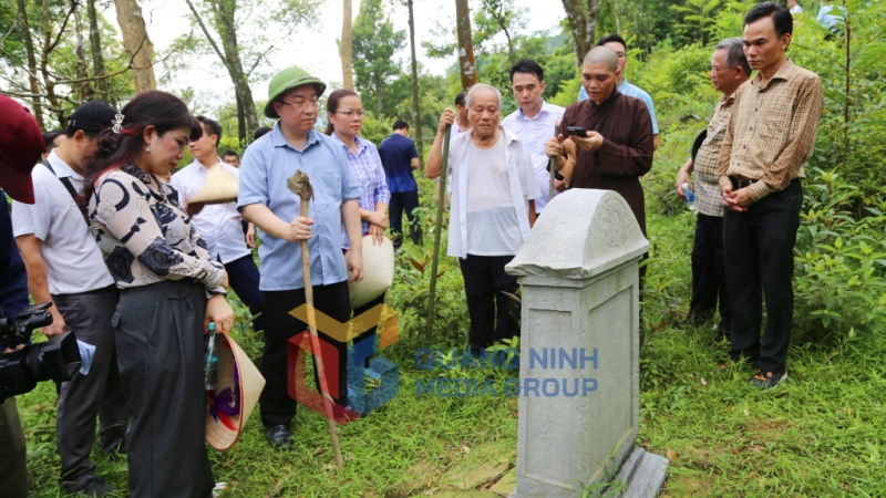 Đoàn giám sát kiểm tra thực tế các hiện vật tại Di chỉ khảo cổ chùa Bảo Đài, phường Vàng Danh (8-2024). Ảnh: Nguyễn Thanh