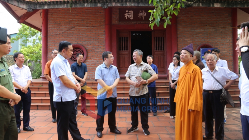 Đoàn giám sát kiểm tra thực tế tại Miếu Năm mẫu, xã Thượng Yên Công (8-2024). Ảnh: Nguyễn Thanh