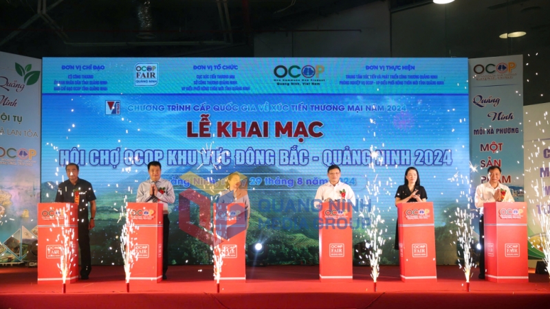 2024-08_Hội chợ OCOP khu vực Đông Bắc – Quảng Ninh 2024 - Các đại biểu nhấn nút khai mạc Hội chợ. Ảnh: Cao Quỳnh