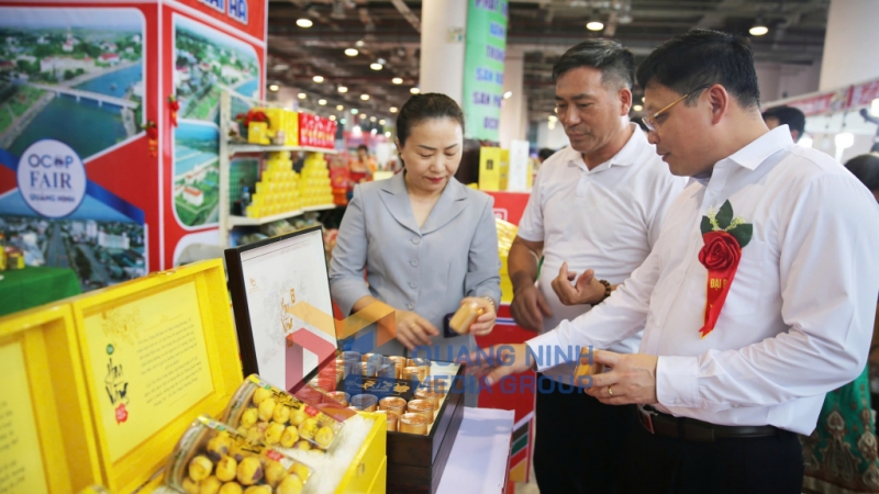 2024-08_Hội chợ OCOP khu vực Đông Bắc – Quảng Ninh 2024 - Các đại biểu tham quan gian hàng của huyện Hải Hà. Ảnh: Cao Quỳnh