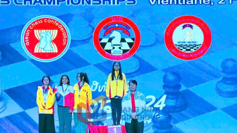Kỳ thủ trẻ Quảng Ninh Nguyễn Lê Cẩm Hiền (bục số 1) giành HCV cờ tiêu chuẩn U18 nữ cùng 4 HCV khác (9-2024). Ảnh: Hà Phong