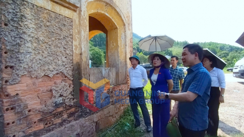 Đoàn kiểm tra thực trạng di tích Nhà thương của Pháp nằm trong cụm Di tích Khe Tù (thị trấn Tiên Yên) (9-2024). Ảnh: Minh Hà