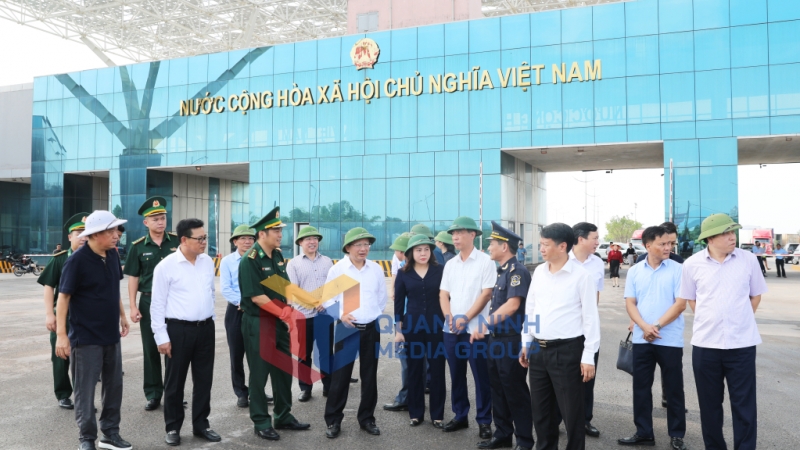 Kiểm tra tại cửa khẩu cầu Bắc Luân II (9-2024). Ảnh: Đỗ Phương