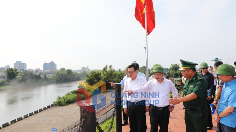 Chủ tịch UBND tỉnh kiểm tra tại Lối mở Km3+4 Hải Yên (9-2024). Ảnh: Đỗ Phương