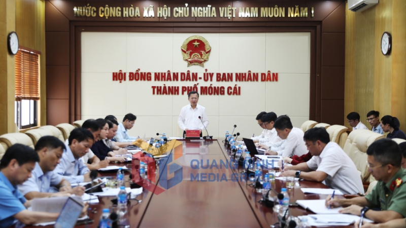 Đồng chí Cao Tường Huy, Chủ tịch UBND tỉnh chủ trì phát biểu tại buổi làm việc với lãnh đạo TP Móng Cái (9-2024). Ảnh: Đỗ Phương