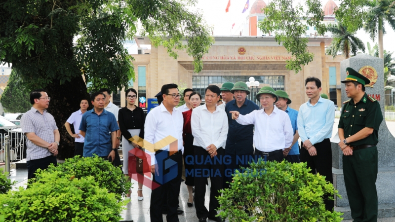 Đồng chí Chủ tịch UBND tỉnh kiểm tra tại cửa khẩu Quốc tế Móng Cái (9-2024). Ảnh: Đỗ Phương