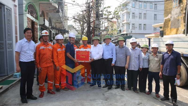 Đồng chí Nguyễn Xuân Thắng thăm hỏi, động viên công nhân điện lực Quảng Ninh đang tham gia khắc phục sự cố đường dây 471 tại phường Hà Tu (9-2024). Ảnh: Đức Anh