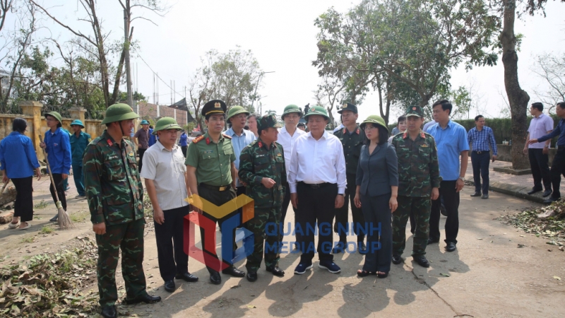 Ủy viên Bộ Chính trị Nguyễn Xuân Thắng và Đoàn công tác động viên lực lượng quân đội, công an đang tham gia khắc phục hậu quả cơn bão số 3 tại TX Quảng Yên (9-2024). Ảnh: Đức Anh