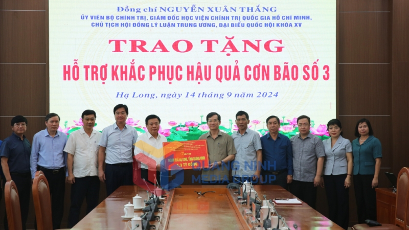 Đồng chí Nguyễn Xuân Thắng, Ủy viên Bộ Chính trị, Giám đốc Học viện Chính trị Quốc gia Hồ Chí Minh, Chủ tịch Hội đồng Lý luận Trung ương, Đại biểu Quốc hội khóa XV tặng hỗ trợ kinh phí 1,3 tỷ đồng ủng hộ khắc phục hậu quả sau bão cho Ủy ban Mặt trận Tổ quốc TP Hạ Long (9-2024). Ảnh: Đức Anh