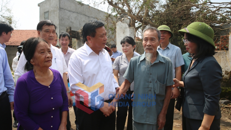 Các đồng chí lãnh đạo Trung ương, lãnh đạo tỉnh Quảng Ninh thăm hỏi, động viên gia đình ông Nguyễn Văn Hải, thôn 16, xã Hiệp Hòa, TX Quảng Yên (9-2024). Ảnh: Đức Anh