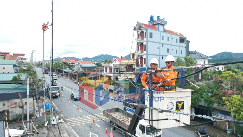 2024-09_Công nhân Điện lực Quảng Ninh khắc phục sự cố lưới điện sau cơn bão Yagi. Ảnh: Tuấn Hưng
