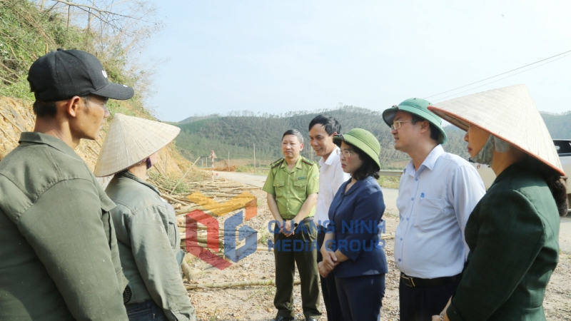 Đồng chí Phó Bí thư Thường trực Tỉnh ủy trò chuyện với các hộ dân (9-2024). Ảnh: Thu Chung