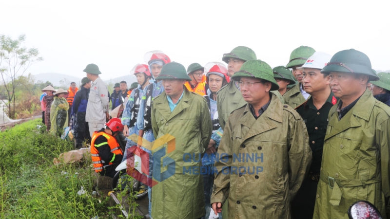 2024-09_Chủ tịch UBND tỉnh Cao Tường Huy chỉ đạo khắc phục tại đê Hồng Phong, TX Đông Triều (9-2024). Ảnh: Đỗ Phương