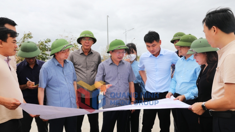 Đồng chí Chủ tịch UBND tỉnh yêu cầu Tập đoàn Amata, chủ đầu tư KCN Sông Khoai thực hiện rà soát, sửa chữa ngay những hỏng hóc, thiệt hại để các nhà đầu tư thứ cấp sớm ổn định sản xuất (9-2024). Ảnh: Đỗ Phương