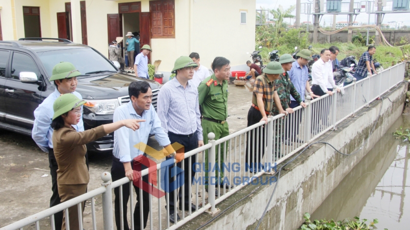 Đồng chí Phó Bí thư Thường trực Tỉnh ủy, kiểm tra quá trình tiêu thoát nước tại trạm bơm Việt Dân (TX Đông Triều) (9-2024). Ảnh: Mạnh Trường