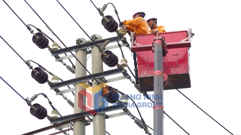 Công nhân Công ty Điện lực sửa chữa đường dây 22kV sau cơn bão Yagi (9-2024). Ảnh: Hoàng Nga