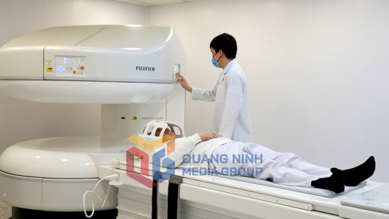 2024-09_Máy chụp cộng hưởng từ (MRI) 0,4 Tesla được sử dụng tại TTYT TP Móng Cái. Ảnh: Nguyễn Hoa