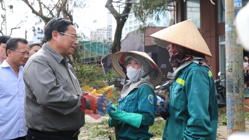 Thủ tướng trò chuyện, động viên công nhân môi trường (9-2024). Ảnh: Đỗ Phương