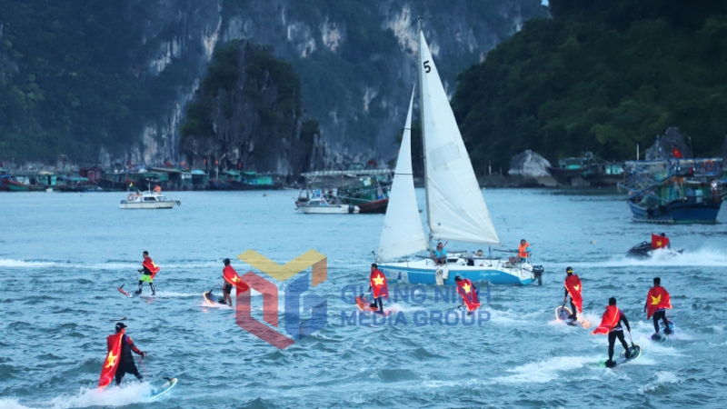 2024-09_Gần 20 chiếc ván phản lực được điều khiển lướt nhẹ nhàng trên mặt nước. Ảnh: Đỗ Phương