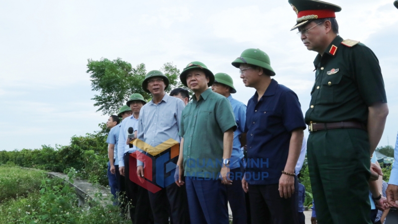 Phó Thủ tướng Trần Hồng Hà kiểm tra hiện trạng tuyến đê Hà Nam, TX Quảng Yên (9-2024). Ảnh: Nguyễn Thanh